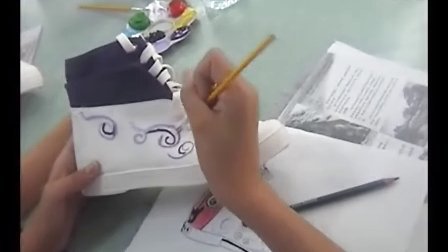 美术九年级手绘板鞋视频