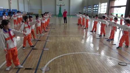 小学体育羽毛球《正手发高远球》优秀教学视频-执教刘老师