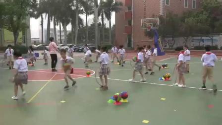 人教版一年级体育课《投活动篮游戏》优秀教学视频-执教傅老师