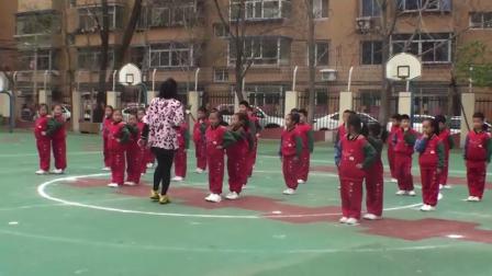 人教版一年级体育课《儿童集体舞-小火车舞》优秀教学视频-执教刘老师