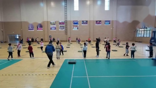 三年级体育《曲线跑》优秀公开课视频-执教刘老师