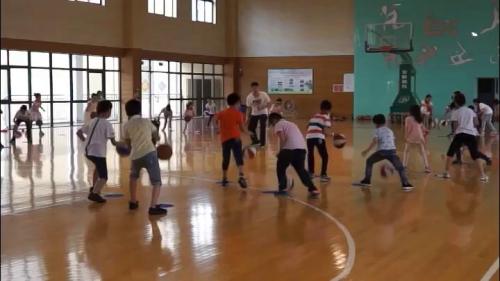 科教版二年级体育《篮球-各种姿势的运球》优质课教学视频-执教苏老师