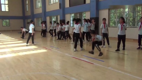 《立定跳远与游戏》优质课视频-四年级体育下册-教学能手刘老师