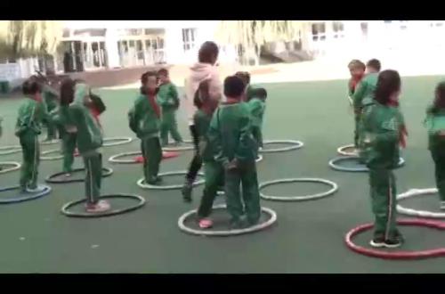 《立定跳远》优质课视频-教科版二年级体育-执教刘老师
