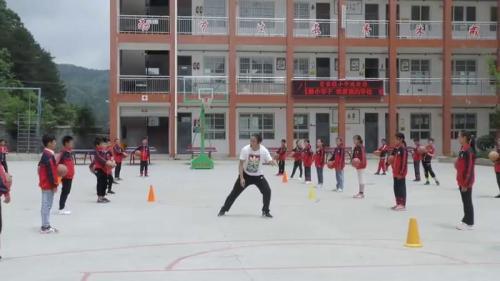 《篮球体前变向》优质课视频-沪少版五年级体育-执教赵老师