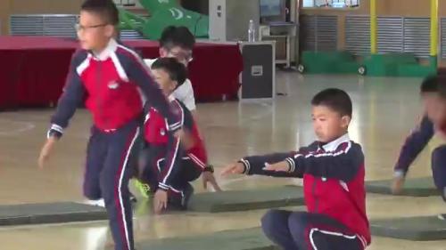 《后滚翻接跪跳起》优质课视频-沪少版五年级体育-执教姜老师
