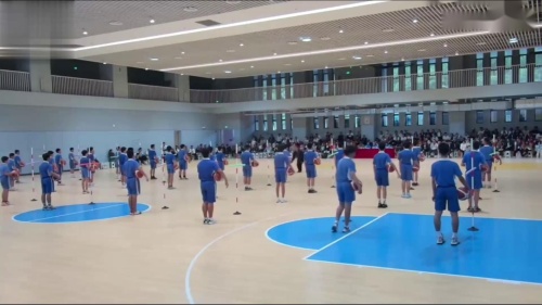 《篮球同侧步持球突破》获奖教学视频-八年级体育