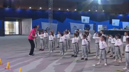 《双人合作抛接轻物》示范课教学视频-一年级体育 – 一年级体育优质课公开课示范观摩研讨课视频