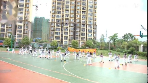 《篮球原地运球》观摩课教学视频-四年级体育-跨学科体育教学研讨活动 – 四年级体育优质课公开课示范观摩研讨课视频