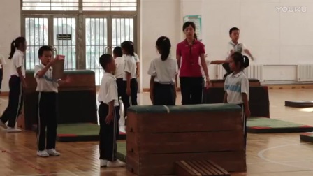 人教版四年级体育《跳上成跪撑―向前跳下》优质课教学视频