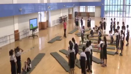 人教版四年级体育《滚翻组合动作》优质课教学视频