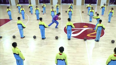 五年级体育《篮球双手胸前传接球》市比赛课教学视频