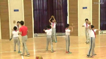 五年级体育《单手肩上传接球》市比赛课教学视频