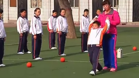 五年级体育《双手头上掷实心球》优质课视频