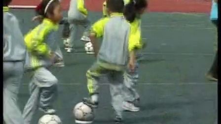 一年级体育《小足球-踩球》第二课时教学视频