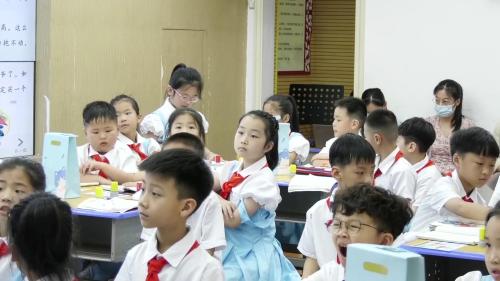 ��һ�𳤴����ߡ��������Ķ��ƽ��ν�ѧ��Ƶ-�������꼶�����²�-����Сѧ���Ľ��л