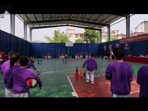 《快乐的小篮球》观摩课教学视频-四年级体育-江西省基础教育公开课教学课例交流活动 – 四年级体育优质课公开课示范观摩研讨课视频