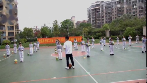 《篮球原地运球》观摩课教学视频-四年级体育-跨学科体育教学研讨活动 – 四年级体育优质课公开课示范观摩研讨课视频