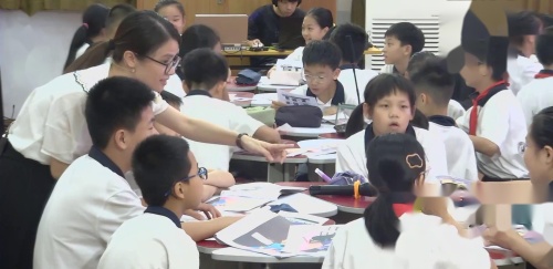 ��Chang�� e flies to the Moon ���¿α걳���´�ͳ�Ļ���СѧӢ���ѧ�ںϴ���ʵ����ͬ�����ֿ���Ƶ-ҶС��