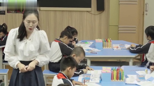 《万以内数的读写》北师大版二年级下册数学研讨课视频-执教-吴静玲 – 二年级数学优质课公开课示范观摩研讨课视频