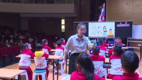 《我们小声点儿》部编版一年级第27届小学道德与法治名师之路教学观摩研讨课视频-冯佳艺 – 一年级政治优质课公开课示范观摩研讨课视频