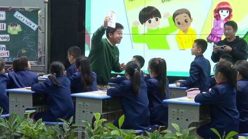 《Unit 3 My friends A Let’s talk 》新人教三上英语小学第三届“丰悦华彩”教学节英语展示与交流活动研讨课视频 – 三年级英语优质课公开课示范观摩研讨课视频