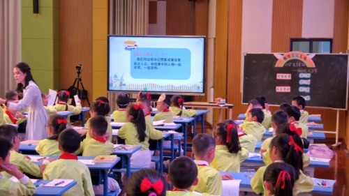 ����ͽ��ͯ��-������������Ρ�2023���������ʵ��˫���������¿α�Сѧ���Ŀ��ý�ѧ�����߶�д�����ۺϽ�����ѵ����Ƶ